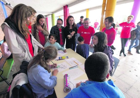 El personal voluntario de Alcoa dirige a los niños del CEE San Cristóbal durante el taller. 