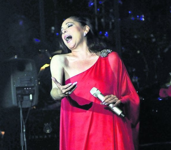 Isabel Pantoja en un concierto en Oviedo. 