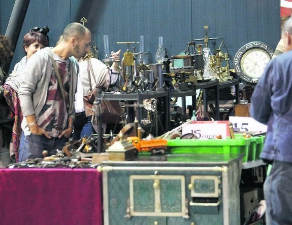 Un joven observa algunas piezas, ayer, primer día de feria. 