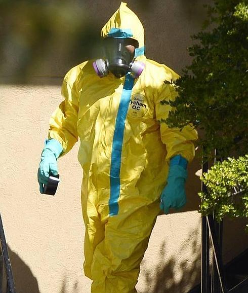 Un profesional estadounidense con un traje para evitar el contacto con el virus. 