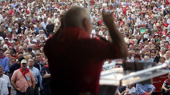 El entonces líder sindical José Ángel Fernández Villa se dirige al numeroso público que acudió a la fiesta de Rodiezmo en el año 2004.