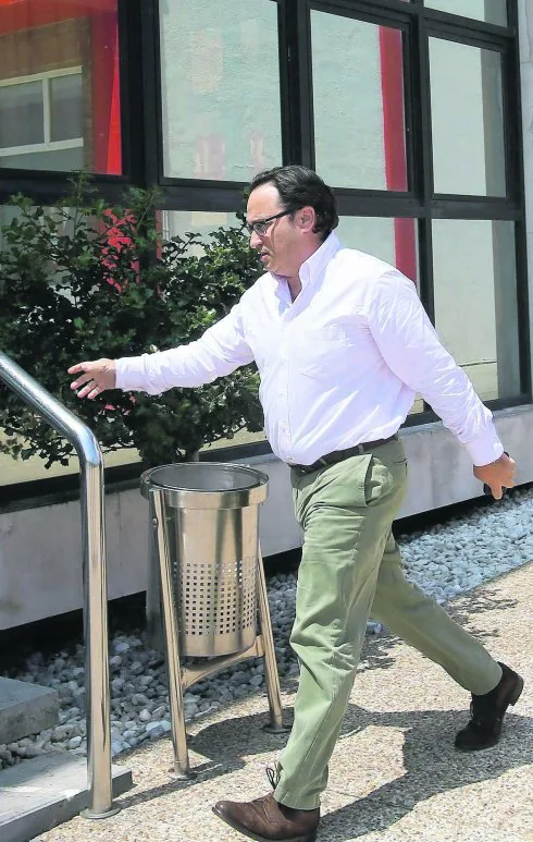 Javier Fernández accede a las oficinas de Mareo. 
