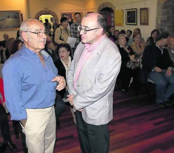 El nieto de Rogelia Gayo, Gonzalo Berdasco, conversa con el autor del libro, José Antonio Gómez, al inicio de la presentación. 