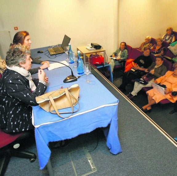 Carmen Ruiz-Tilve, ayer durante su charla en La Lila. 