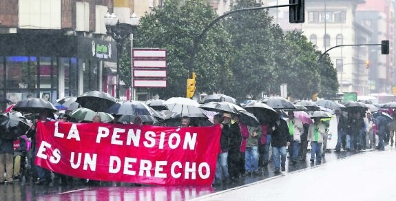 La manifestación, ayer, a su paso por Álvarez Garaya en dirección a Cajastur. 