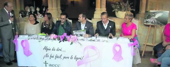 La mesa presidencial durante la presentación del calendario solidario del cáncer de mama, ayer en el Parador de Cangas de Onís. 