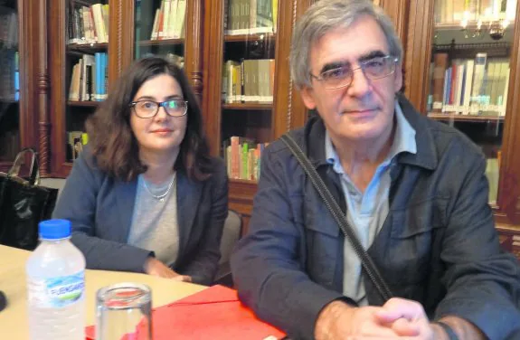 La concejal María Luisa Fernández y el profesor Luis Ordiz, ayer en el Archivo de Indianos. 