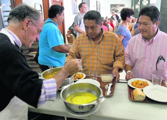 Fueron muchos los que disfrutaron ayer del Desarme en la Cocina Económica. 