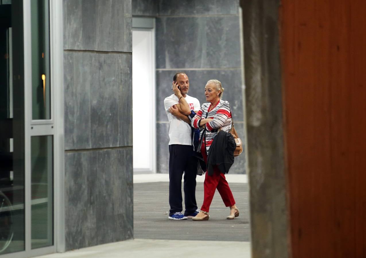 La mujer de Villa, María Jesús, y su hijo Rolando, anoche en el HUCA. 