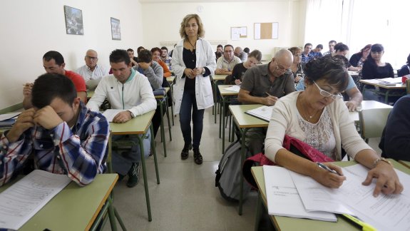 La profesora Lucía Maseda García y sus alumnos, durante una de las clases en el Centro de Educación de Adultos. 