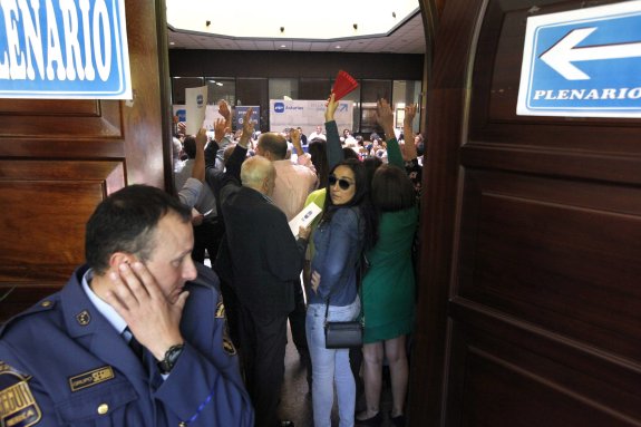 Un vigilante, a la puerta del congreso del sábado. En el interior, los afiliados votan. 