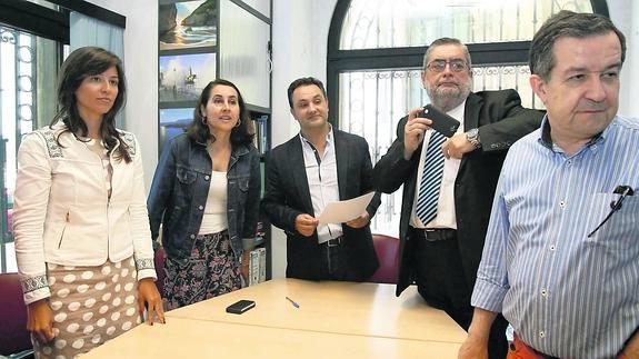 Raquel Vega, Maite Menéndez, Manuel Pecharromán, Gabriel Díaz y Francisco Cubiella, en junio, tras la rueda de prensa en la que pidieron la convocatoria urgente del congreso local del Partido Popular. 