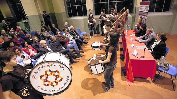 La banda de gaitas Concejo de Langreo cerró el acto de presentación. En primera fila, los alcaldes de Sobrescobio, Laviana y SanMartín del Rey Aurelio. 