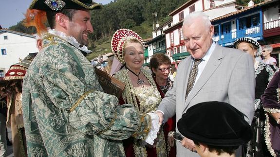 Joseph Pérez saluda a Carlos I en Tazones. . 