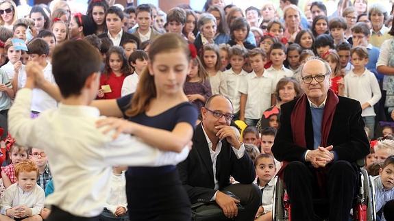 Encuentro de Quino con niños en el colegio Fozaneldi. 