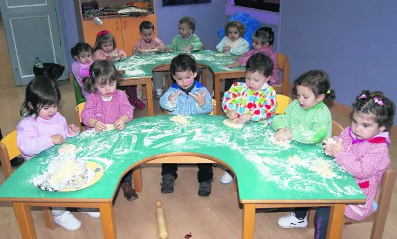 Un grupo de alumnos de La Oliva, en una imagen de archivo, durante la elaboración de bollos preñaos. 