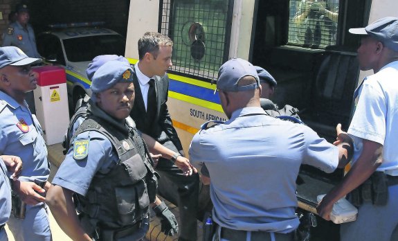 Pistorius entra en elfurgón policial que le conduciría a prisión tras conocer la sentencia. 