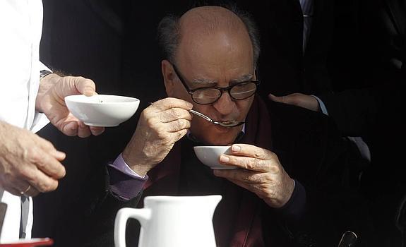 El dibujante Quino prueba una de las sopas. Mario Rojas
