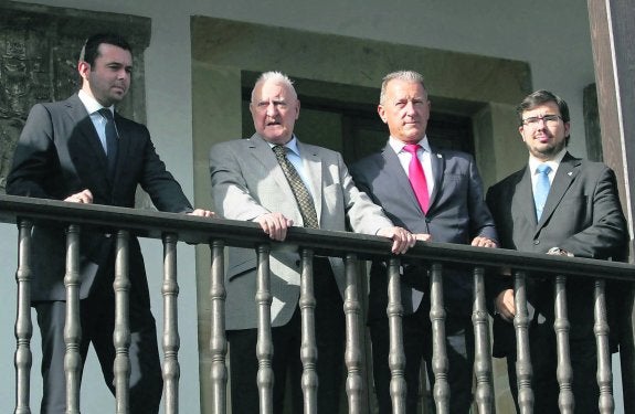 Joseph Pérez y Felgueres, en el centro, el martes en la Casa de los Hevia. 