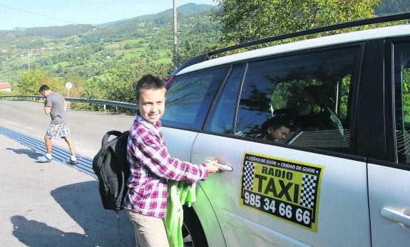 Diego Fernández se sube al taxi que ayer le fue a recoger tras las clases . 