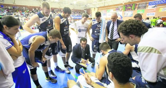 Guillermo Arenas da instrucciones a sus jugadores en el partido ante el Planasa Navarra. 