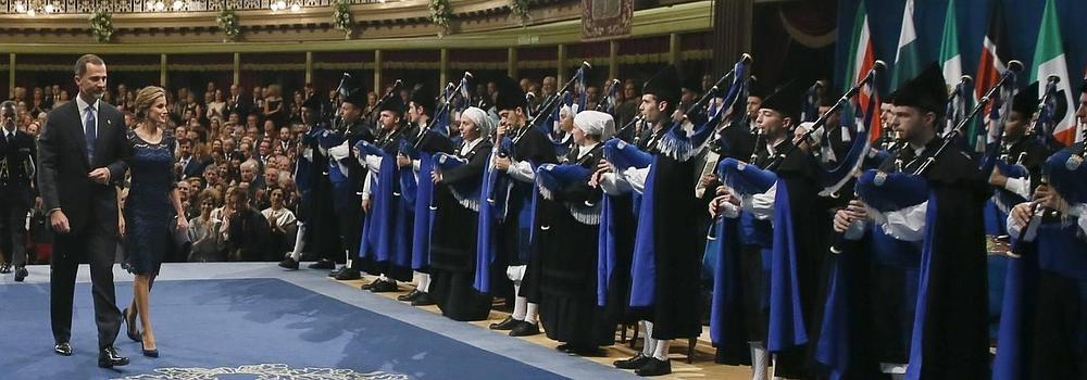 Posado de los Reyes con los premiados.  