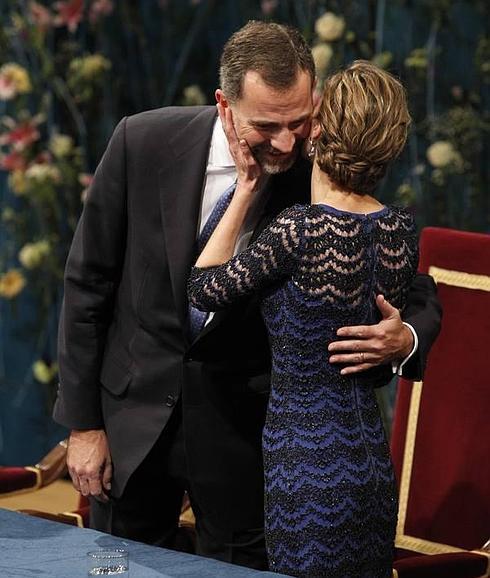 Doña Letizia besa al Rey tras su lapsus en el discurso.