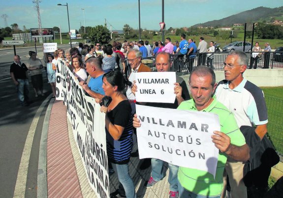 Los vecinos, en la protesta de ayer. 