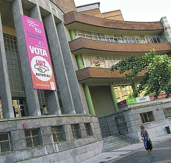 Fachada de la sede central de UGT, en Oviedo. 