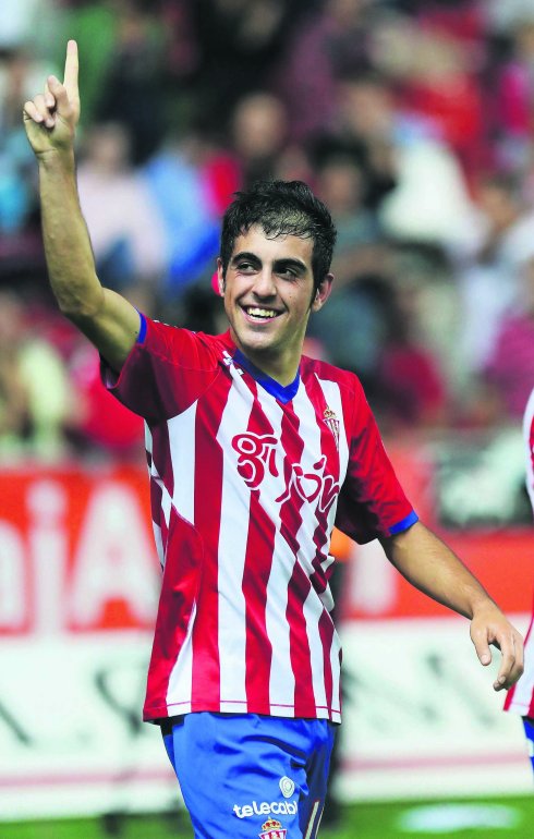 Carlos Castro celebra con Jony la victoria. El de Cangas del Narcea fue quien dio el pase al de Ujo para marcar el segundo gol del Sporting. 
