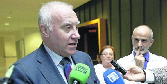 Faustino Blanco, ayer. Tras él, el director del nuevo HUCA, Miguel Rodríguez. 