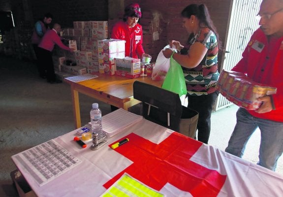 Cruz Roja reparte comida a 437 familias
