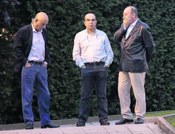 Julio Scheilch y José María Tejero, ayer, esperando en los aledaños del Suárez Puerta a los antiguos gestores. 
