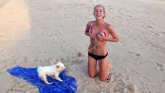 Una joven cantante alcanza la popularidad después de que un perro tratara de quitarle el bikini