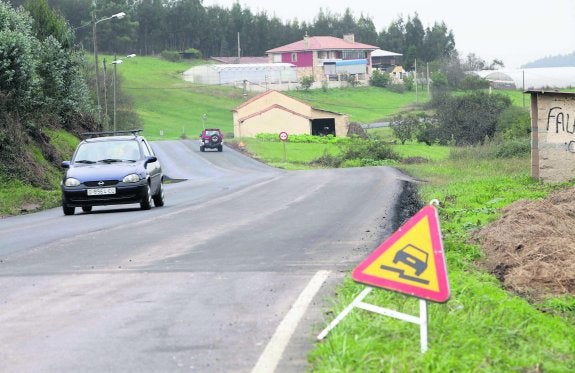 Los primeros trabajos de la constructora Alvargonzález Contratas en el último tramo de la carretera Avilés-Luanco. 