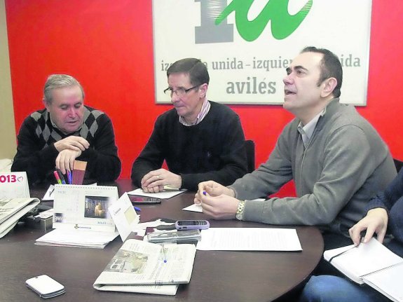 Ángel Guido, Alejandro Cueli y Juan José Fernández, en el despacho del grupo municipal. 