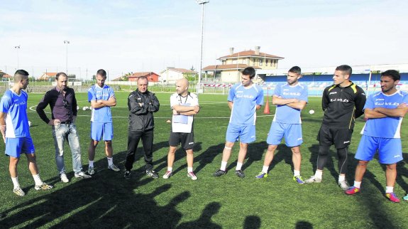 Sietes mantuvo una breve charla a pie de campo con entrenadores y futbolistas, para transmitir tranquilidad y compromiso. 