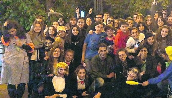 El grupo de jóvenes de Langreo que se apuntó a la noche del terror. 