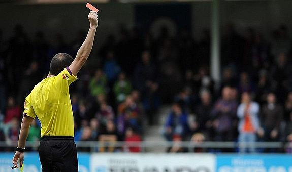 Acusan de ir borracho a un árbitro que sacó cuatro rojas, expulsó a los entrenadores y se olvidó de pitar el final