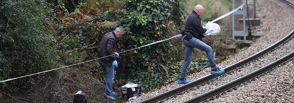 Agentes de la Policía Científica inspeccionan la zona. 