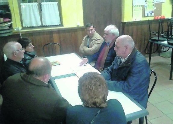 Un instante de la reunión de los representantes vecinales con la delegación del Partido Popular en Pillarno. 