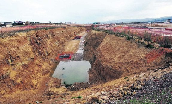 Estado de las obras del polígono de Bobes, paralizadas desde hace casi dos años. 