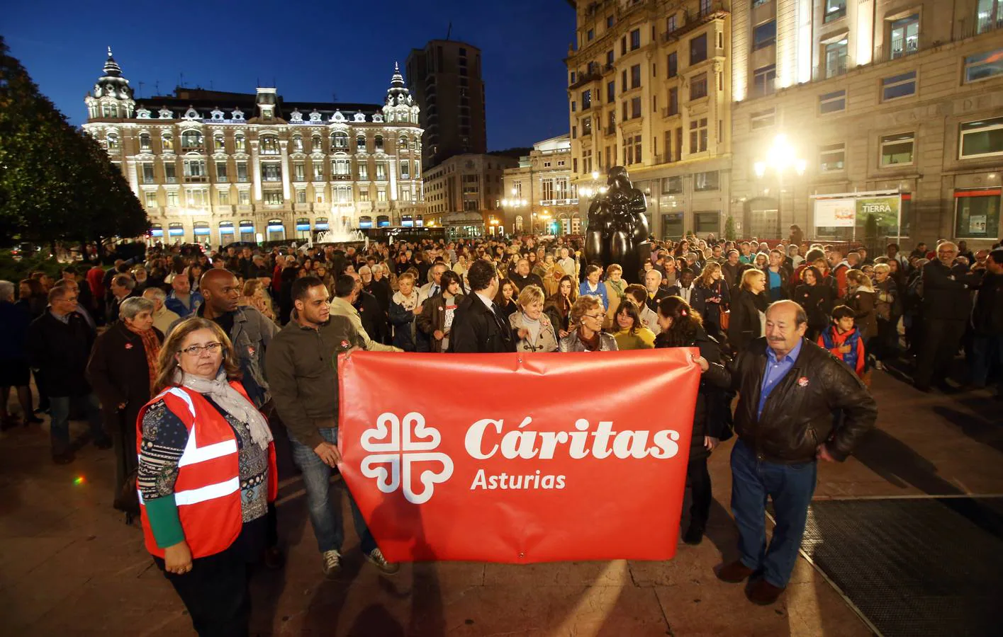 Los manifestantes ocuparon toda la plaza de la Escandalera en apoyo  a Cáritas. 