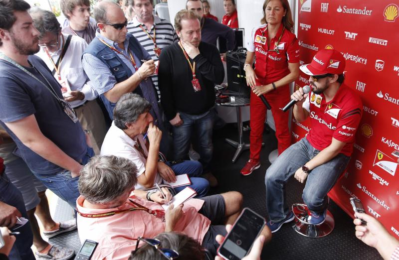 Fernando, hoy, atendiendo a los medios.