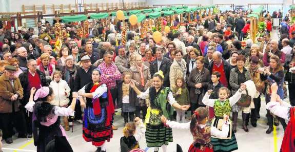 Más de un millar de personas acudieron a lo largo de la mañana al recinto de Arriondas donde se celebraba el XXIV Certamen de la Castaña. 