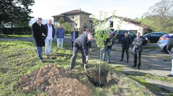 Empresarios y autoridades plantaron los dos primeros árboles del proyecto hotelero de Nevares. 
