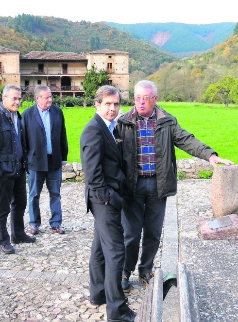 Manuel Fernández y José Manuel Bouzas, en el Ponte Carral. 