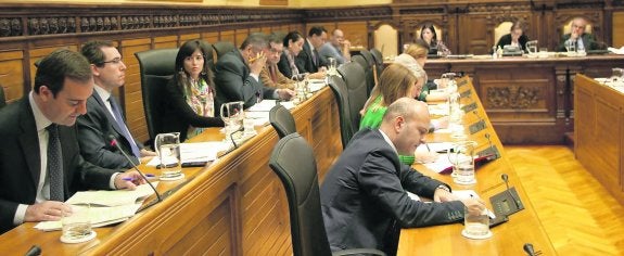 Concejales de Foro y del PP, durante el Pleno que aprobó ayer la retirada de su título a Rato. 