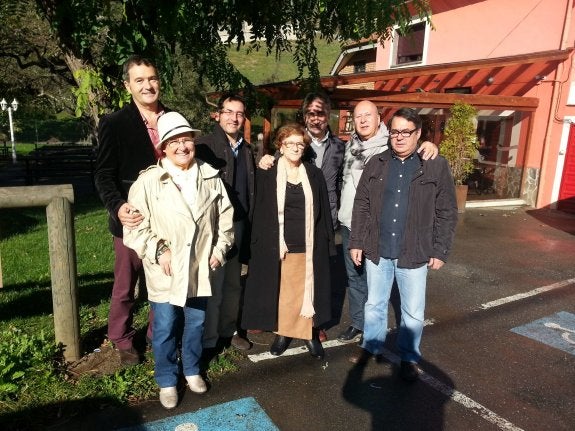 Javier García, Elvira Fernández, Ángel González, Queta Gutiérrez, Luis Alberto Martínez, Celestino Vázquez y Fulgencio Argüelles  . 