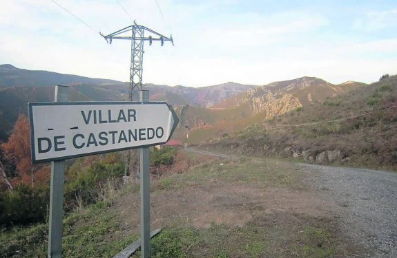 Vial de acceso al núcleo allandés de Villar de Castanedo. 